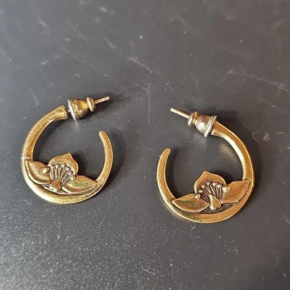 Laurel Burch Lotus Post Earrings Gold Tone - Picture 2 of 4